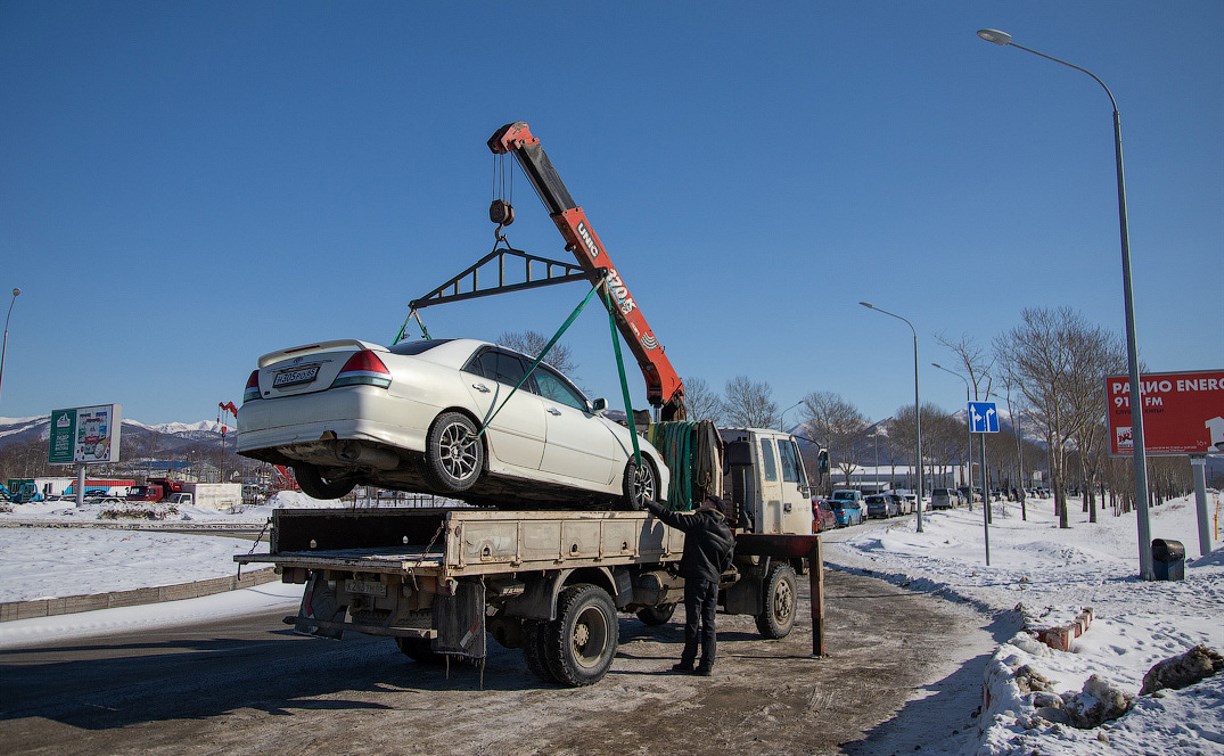 В Южно-Сахалинске эвакуируют авто: стало известно, сколько стоит забрать его со штрафстоянки