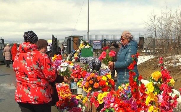 Родительский день в Южно-Сахалинске: обстановка на двух кладбищах города сложилась разная