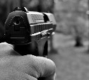 Сторож-пенсионер в Охе выстрелил из пистолета в подростков, прыгающих по гаражам