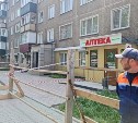 Рабочий упал с крыши многоэтажки в Южно-Сахалинске