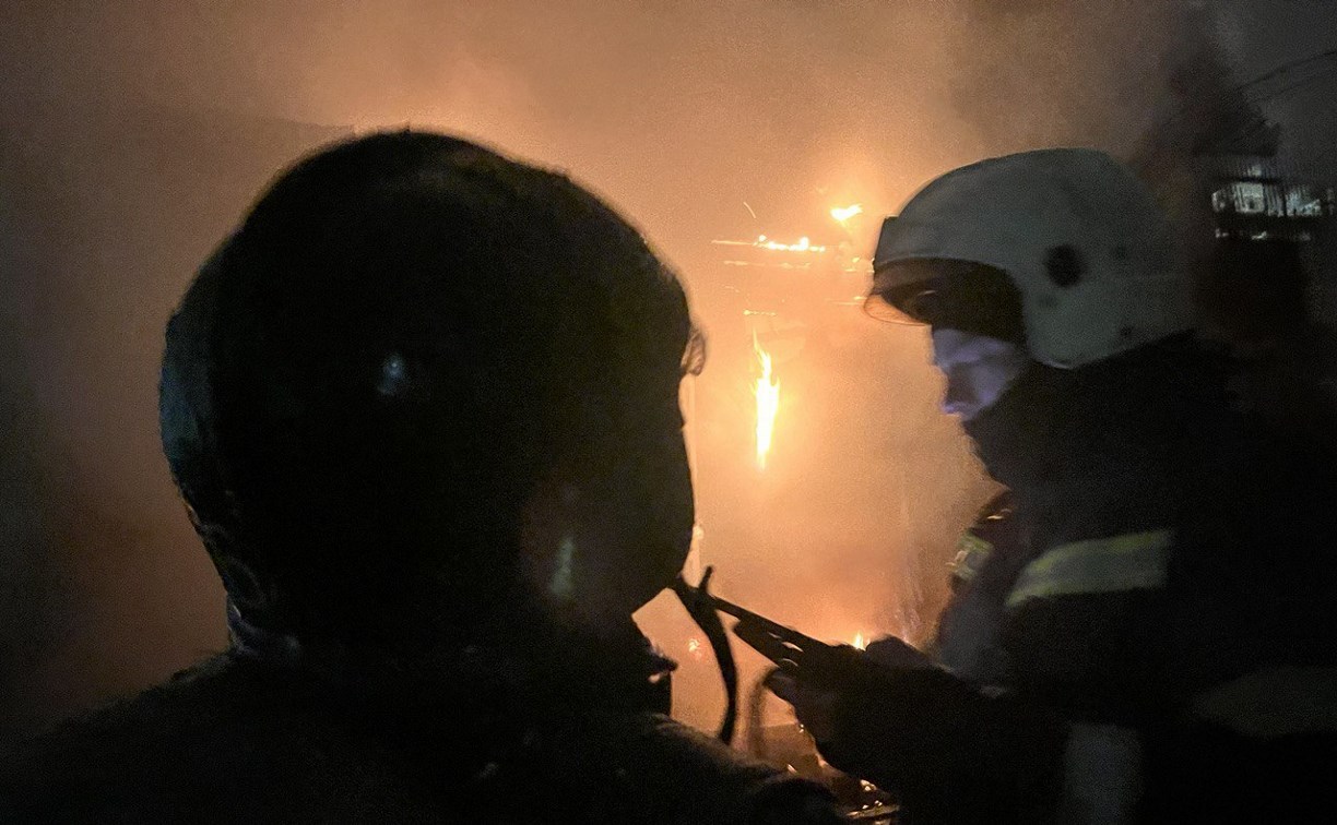 Мусор вспыхнул под утро в Холмске: с пожаром боролись 5 человек Мусор вспыхнул под утро в Холмске: с пожаром боролись 5 человек