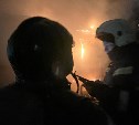 Мусор вспыхнул под утро в Холмске: с пожаром боролись 5 человек