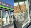 "Стекло выдавили, внутри – мусор": жители Новотроицкого жалуются на подростков, облюбовавших новые остановки