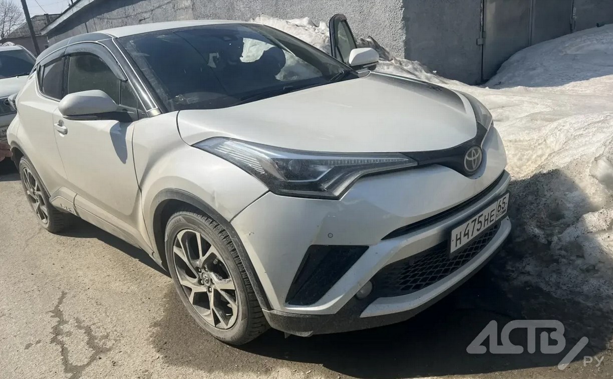 Неизвестный автомобилист столкнулся с Toyota C-HR и скрылся с места ДТП в Южно-Сахалинске