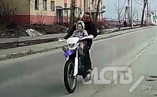 Неизвестный мотоциклист с маленьким ребёнком на бензобаке промчался по Луговому