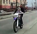 Неизвестный мотоциклист с маленьким ребёнком на бензобаке промчался по Луговому