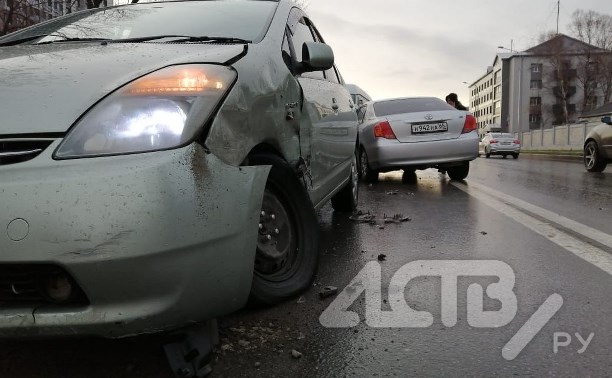 Массовое ДТП в Южно-Сахалинске: таксист вылетел на встречку и подбил три автомобиля