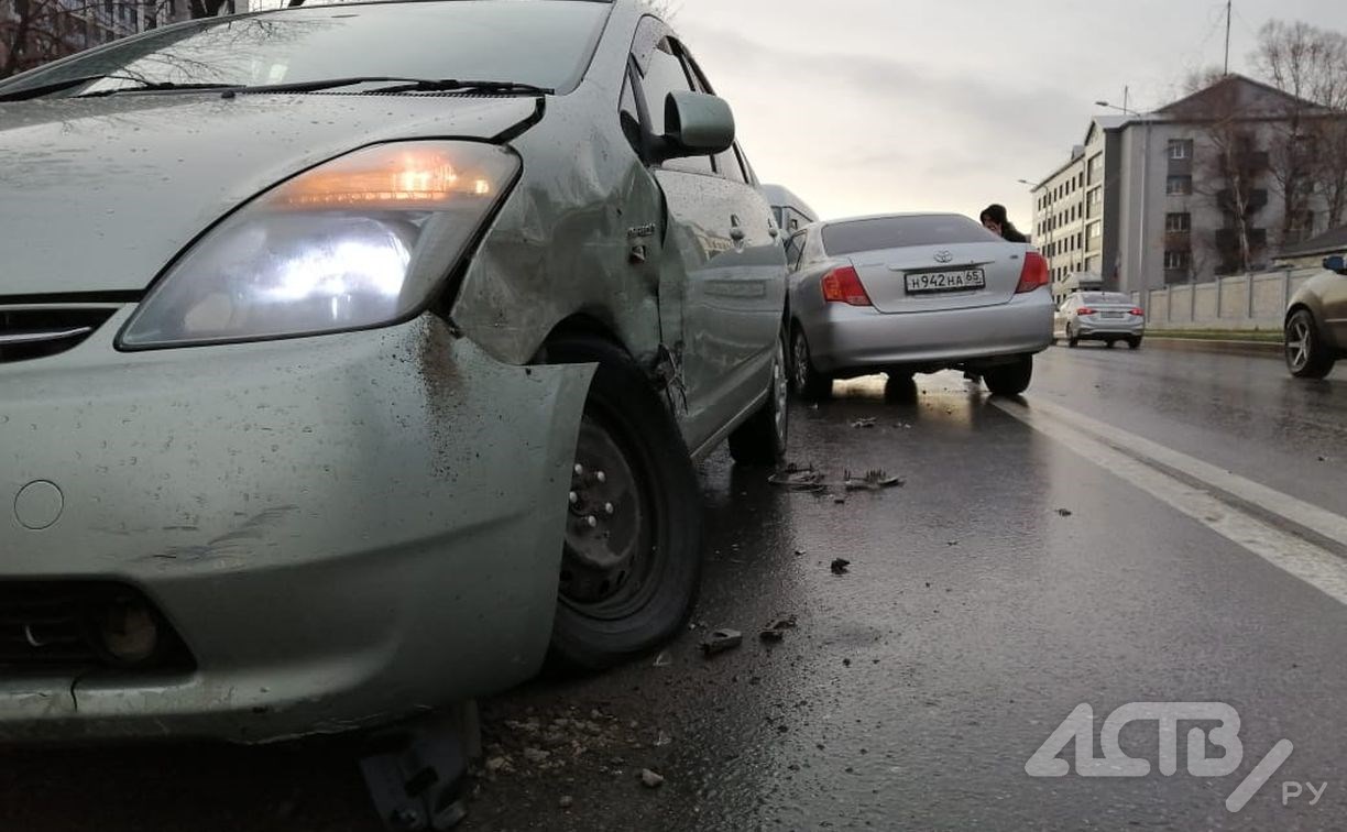 Массовое ДТП в Южно-Сахалинске: таксист вылетел на встречку и подбил три автомобиля