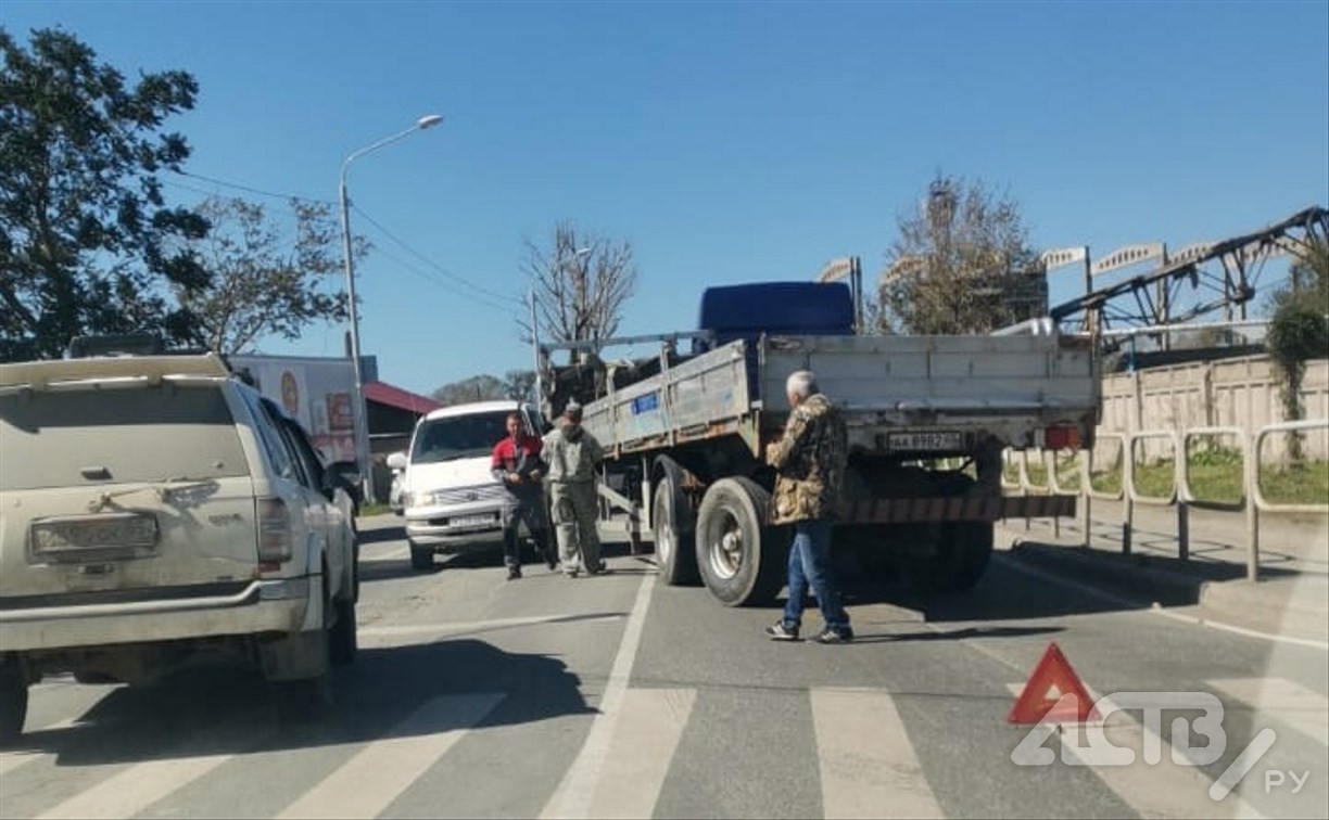 Большегруз и микроавтобус столкнулись на перекрёстке в Новоалександровске