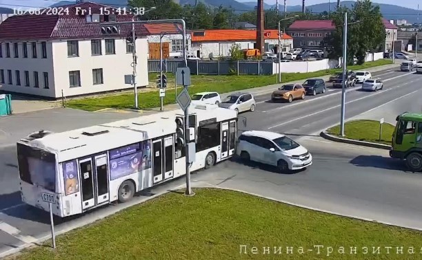Минивэн столкнулся с рейсовым автобусом в Южно-Сахалинске