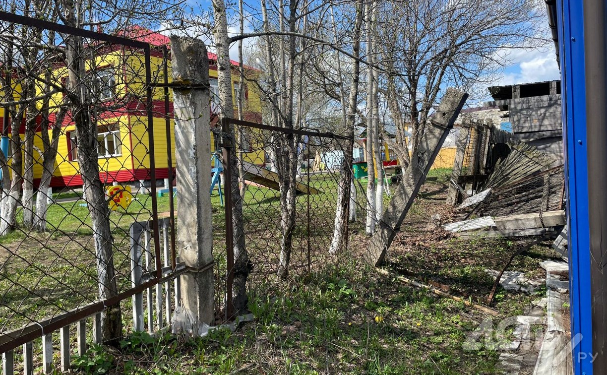 В детском саду в Тымовском рухнул забор на частную территорию, где живет большая собака