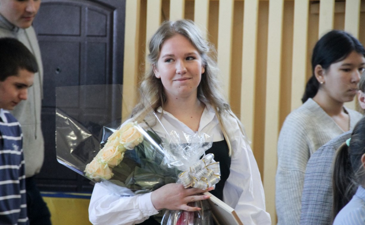 Школьницу из Корсакова наградили за спасение младшей сестры при пожаре в частном доме