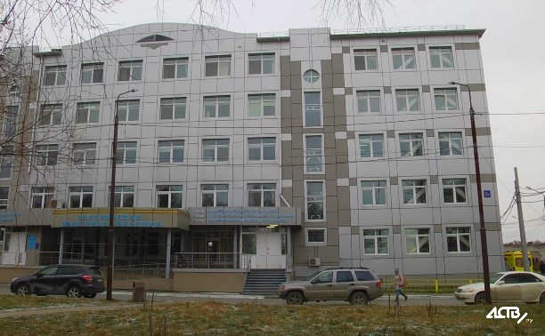 Четырнадцать медиков заболели COVID–19 в сахалинской областной больнице