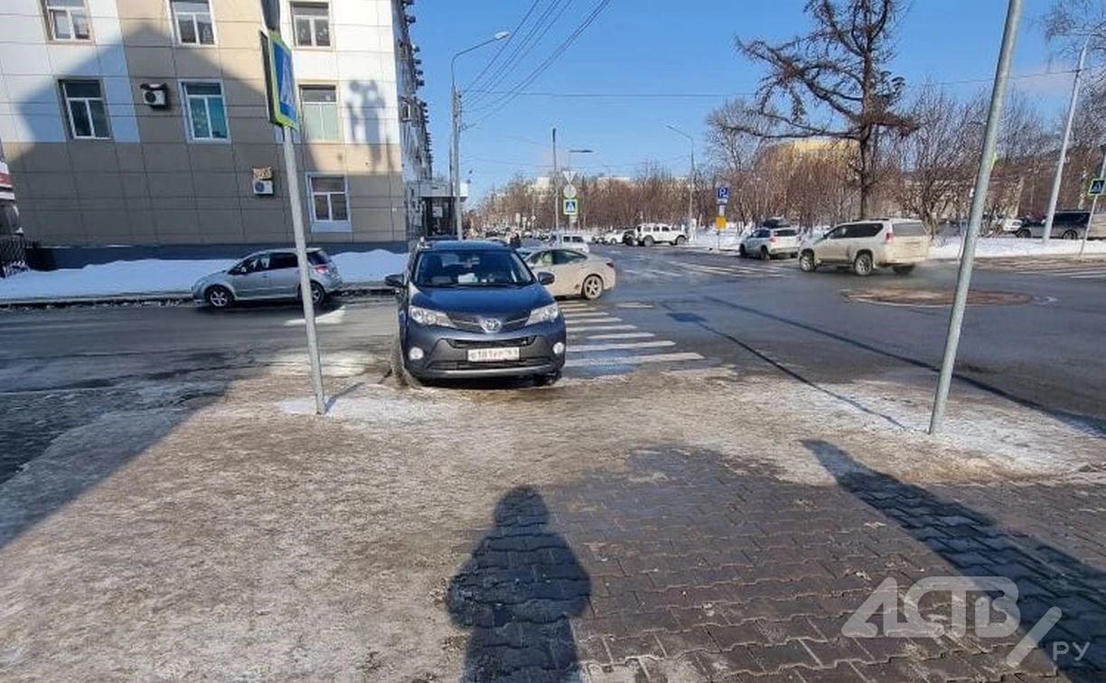 Умудрился же: автомобилист шокировал южносахалинцев способом парковки 
