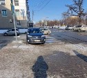 Умудрился же: автомобилист шокировал южносахалинцев способом парковки 