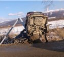 Toyota Aristo «обняла» столб в пригороде Южно-Сахалинска