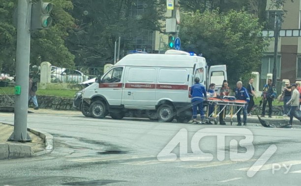 Автомобиль скорой помощи и кроссовер столкнулись в Южно-Сахалинске