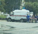 Автомобиль скорой помощи и кроссовер столкнулись в Южно-Сахалинске