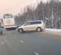 Toyota Corolla Fielder и пассажирский автобус столкнулись на автодороге Южно-Сахалинск - Корсаков