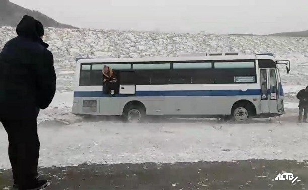 Автобус съехал с дороги после столкновения с универсалом в Томаринском районе