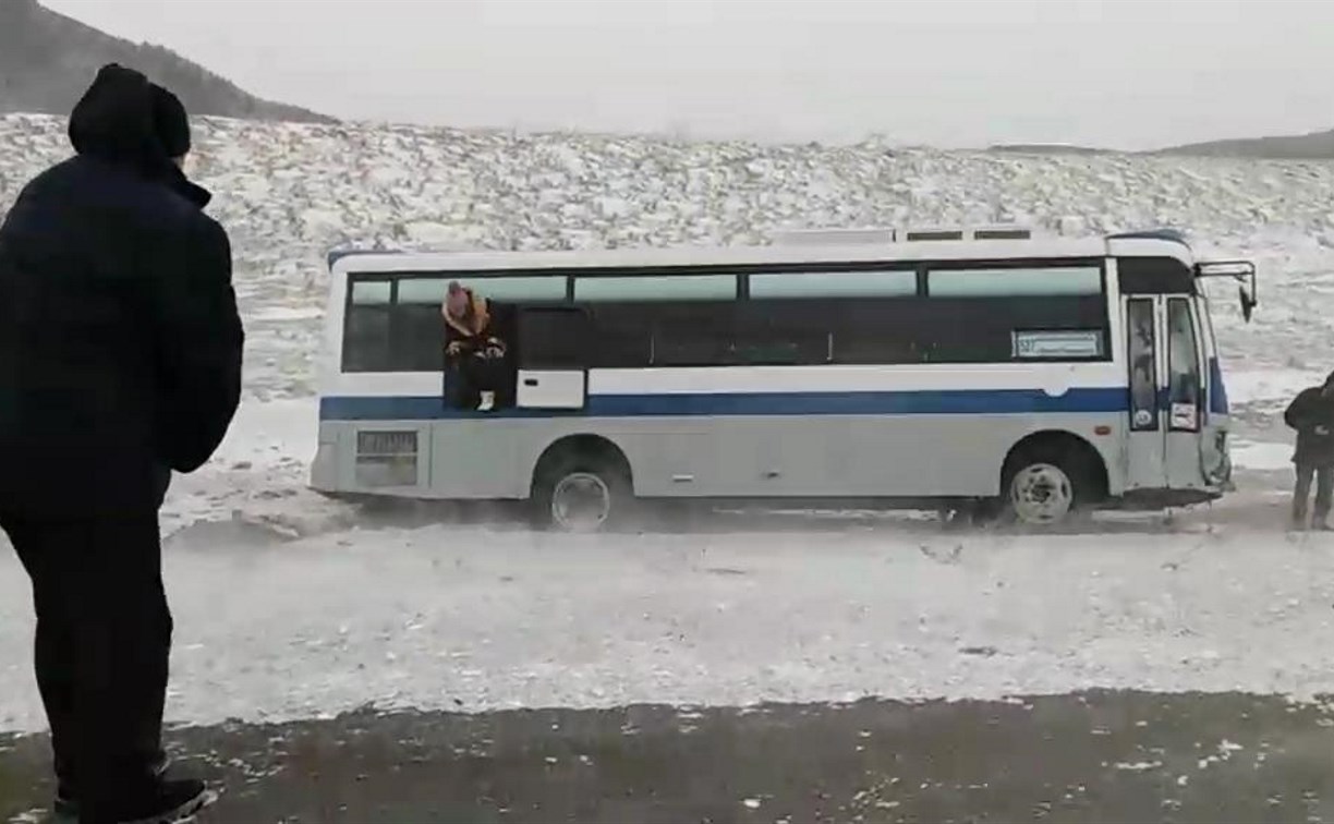Автобус съехал с дороги после столкновения с универсалом в Томаринском районе