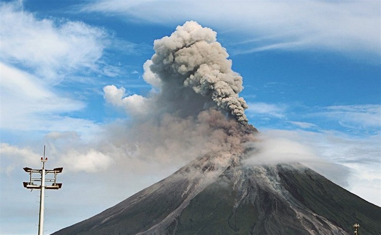 Вулкан Эбеко дал два предновогодних залпа на высоту в 3 км 