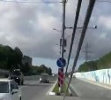 Нависающие над пешеходным переходом провода пугают южносахалинцев