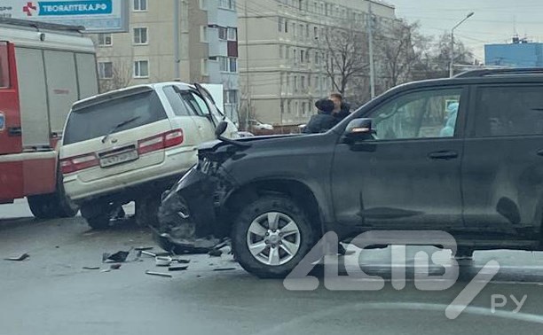 Жёсткое ДТП в Южно-Сахалинске - от удара автомобиль вылетел на островок безопасности