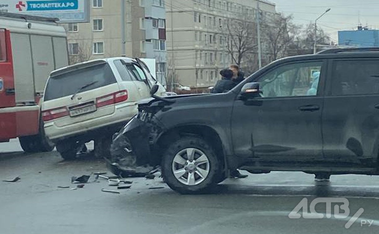 Жёсткое ДТП в Южно-Сахалинске - от удара автомобиль вылетел на островок безопасности