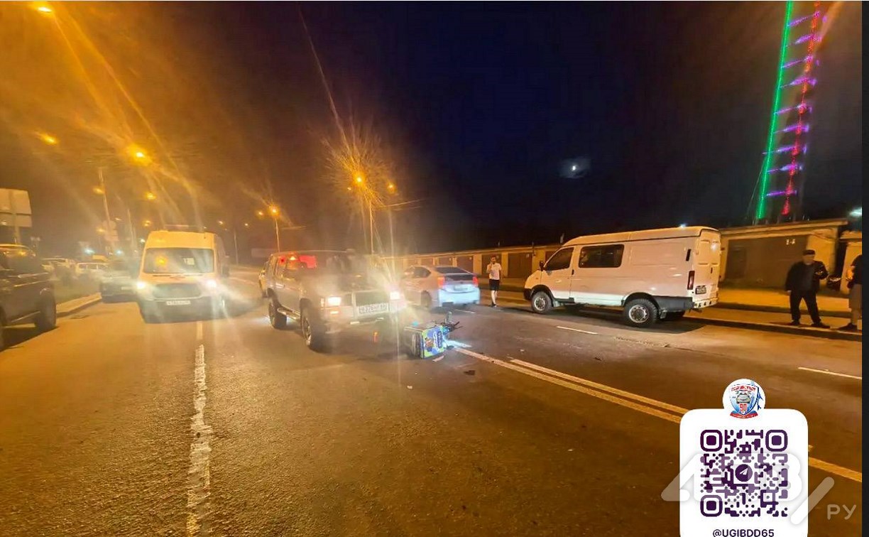 Курьер на электровелосипеде попал под колёса автомобиля в Южно-Сахалинске