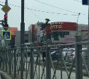 Над дорогой в Южно-Сахалинске накренился фонарный столб