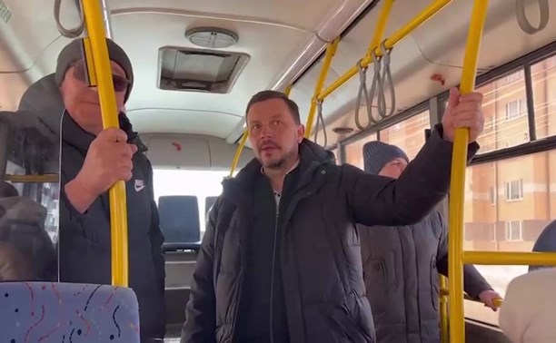 Мэр проехал на автобусе по Невельску и сделал два замечания