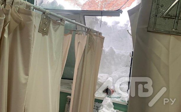 Снежная масса выбила окно в одном из кабинетов ЦРБ в Томари