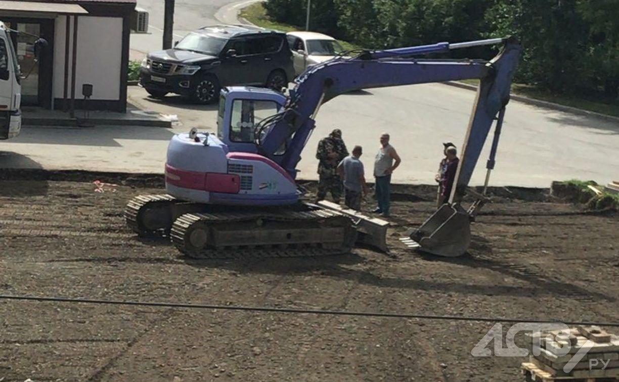 Власти Долинска объяснили, зачем снесли детскую площадку ради парковки