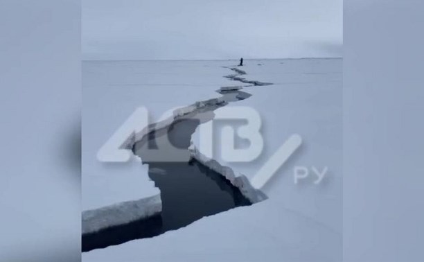 Спасатели выдвинулись к месту отрыва льда у побережья в Долинском районе