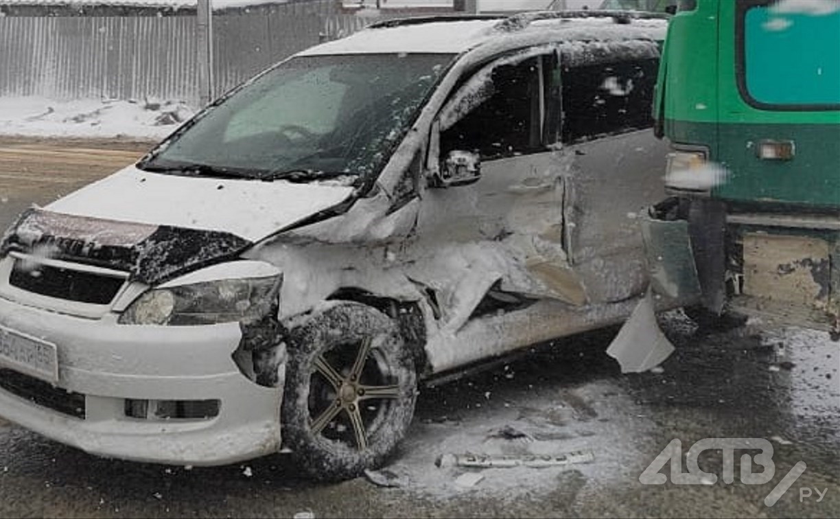 Водитель Toyota Ipsum и ребёнок пострадали в ДТП с участием бетономешалки в Южно-Сахалинске