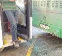 "Разбиты стёкла, люди не пострадали": последствия столкновения двух автобусов в Южно-Сахалинске