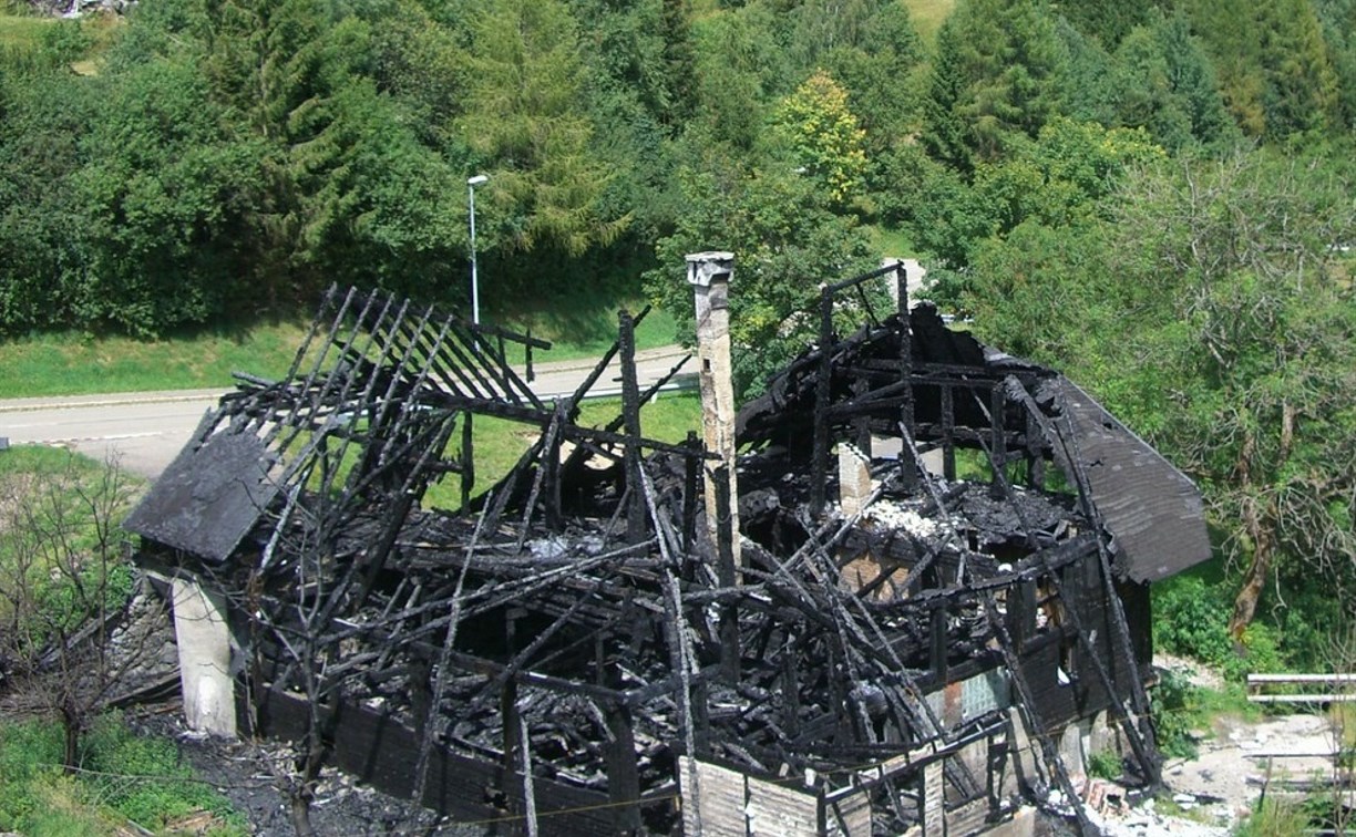 Два жилых дома и хозпостройка загорелись в Южно-Сахалинске