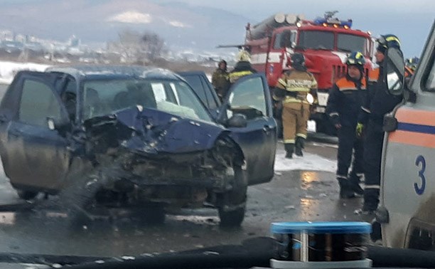 В Южно-Сахалинске при ДТП машина вылетела с трассы, двое пострадали