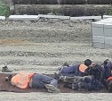 Сончас посреди дороги устроили рабочие в Южно-Сахалинске