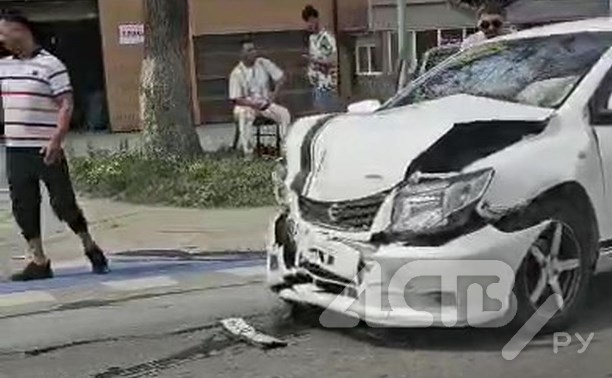 "Хорошо припечатался": грузовичок спровоцировал ДТП в Южно-Сахалинске