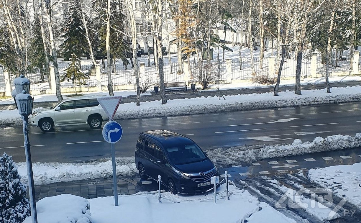 ГИБДД Южно-Сахалинска наказала владелицу припаркованного поперёк тротуара минивэна