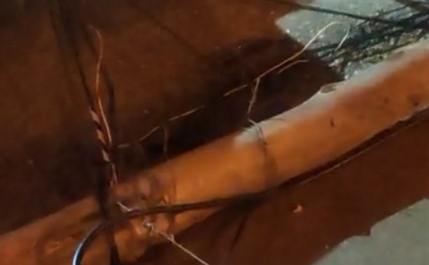 Повезло: столб с проводами упал в считаных сантиметрах от автомобиля в Южно-Сахалинске