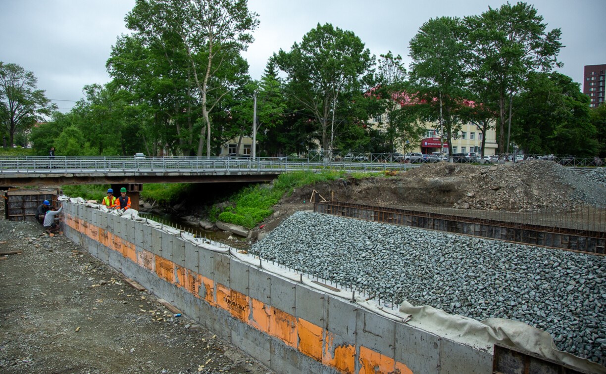 На проспекте Мира в Южно-Сахалинске закладывают фундамент нового моста