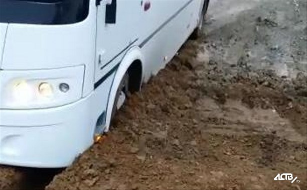 Рейсовый автобус увяз в грязи в Ёлочках