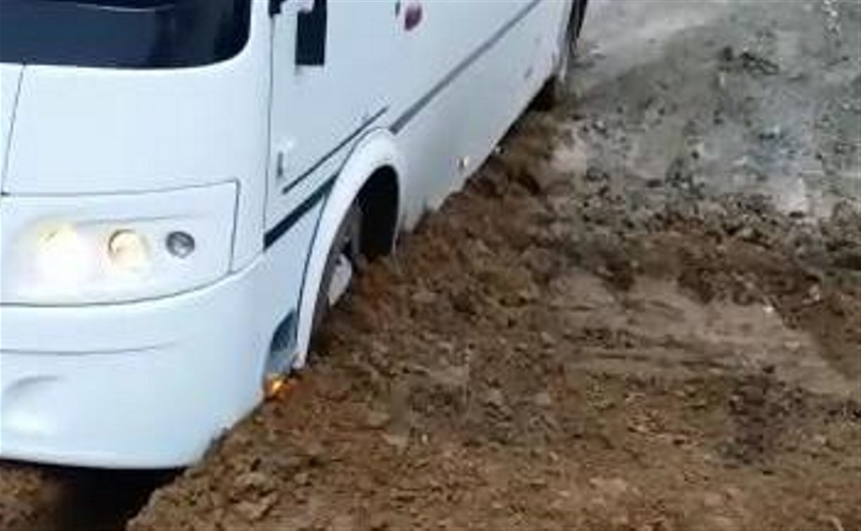 Рейсовый автобус увяз в грязи в Ёлочках