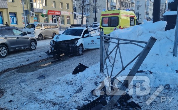 В Южно-Сахалинске из-за ДТП с такси и внедорожником пострадало дорожное ограждение