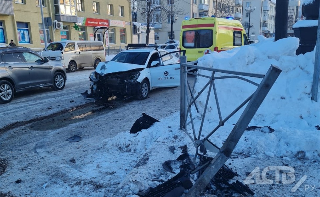 В Южно-Сахалинске из-за ДТП с такси и внедорожником пострадало дорожное ограждение