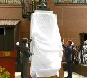 У гостиницы в Южно-Сахалинске открыли памятную доску в честь японского мецената