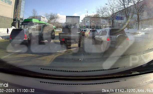 Сразу два автомобиля врезались в автобус в Южно-Сахалинске